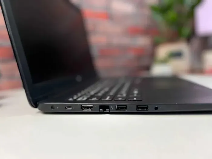 Ультрабук Dell Latitude 3500 / 15.6" (1920x1080) IPS / Intel Core i3-8145U (2 (4) ядра по 2.1 - 3.3 GHz) / 8 GB DDR4 / 256 GB SSD / Intel UHD Graphics / WebCam б/в - зображення 3