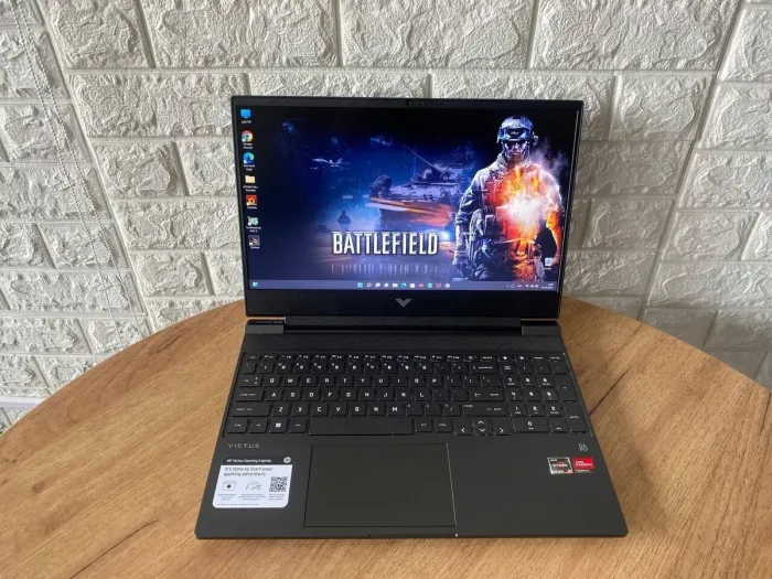 Ігровий ноутбук HP Victus 15-fb0015nr / 15.6" (1920x1080) IPS / AMD Ryzen 5 5600H (6 (12) ядер по 3.3 - 4.2 GHz) / 8 GB DDR4 / 512 GB SSD / AMD Radeon RX 6500M, 4 GB GDDR6, 64-bit / WebCam б/в - зображення 2