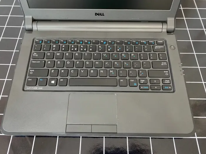 Ультрабук Б-клас Dell Latitude 3340 / 13.3" (1366x768) TN / Intel Core i5-4210U (2 (4) ядра по 1.7 - 2.7 GHz) / 8 GB DDR3 / 256 GB SSD / Intel HD Graphics 4400 / WebCam / HDMI / miniDP б/в - зображення 4