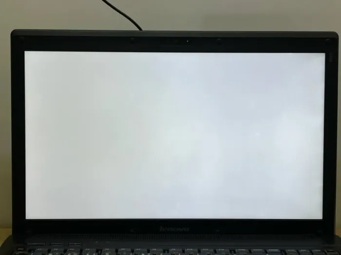 Ноутбук Lenovo G560 / 15.6" (1366x768) TN / Intel Core i5-520M (2 (4) ядра по 2.4 - 2.93 GHz) / 4 GB DDR3 / 120 GB SSD / Intel HD Graphics / WebCam б/в - зображення 9