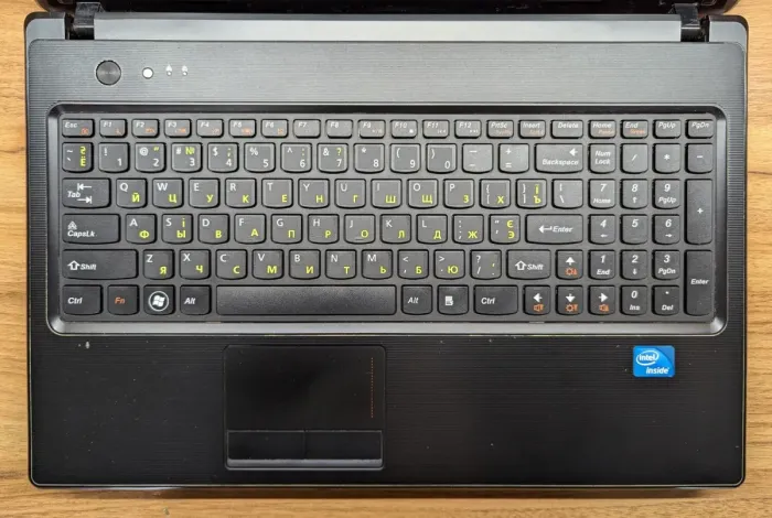 Ноутбук Б-клас Lenovo G570 / 15.6" (1366x768) TN / Intel Celeron B800 (2 ядра по 1.5 GHz) / 8 GB DDR3 / 320 GB HDD / Intel HD Graphics / WebCam / Windows 7 б/в - зображення 4