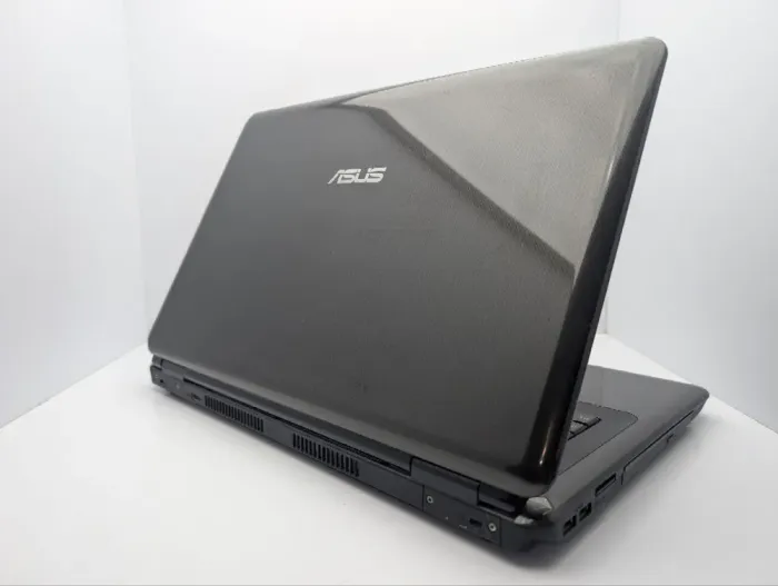 Ноутбук Asus K70 / 17.3" (1600x900) TN / Intel Core 2 Duo T6600 (2 ядра по 2.2 GHz) / 4 GB DDR2 / 320 GB HDD / nVidia GeForce 220M, 1 GB GDDR2, 128-bit / WebCam / DVD-ROM б/в - зображення 7