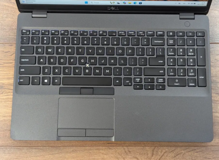 Ультрабук Б-клас Dell Latitude 5501 / 15.6" (1920x1080) IPS / Intel Core i5-9300H (4 (8) ядра по 2.4 - 4.1 GHz) / 16 GB DDR4 / 512 GB SSD / Intel UHD Graphics 630 / WebCam  б/в - изображение 3