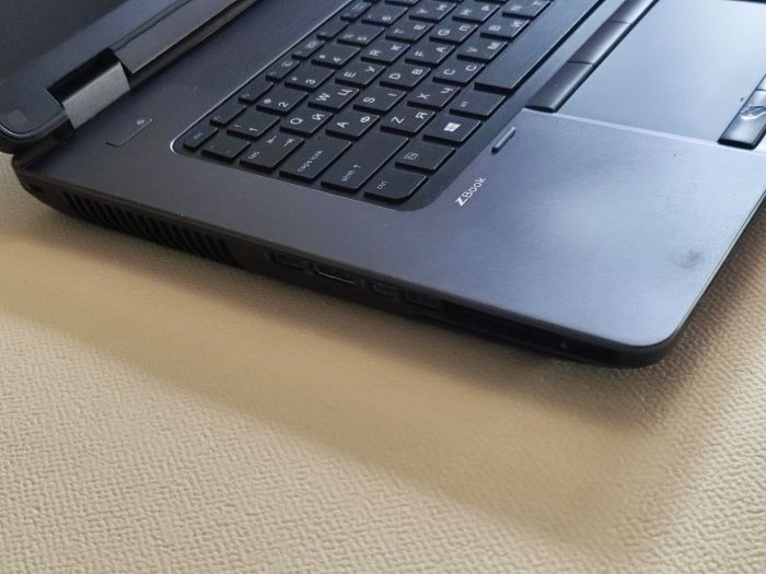 Мобільна робоча станція HP ZBook 17 G2 / 17,3" (1920x1080) TN / Intel Core i7-4810MQ (4 (8) ядра по 2,8 - 3,8 ГГц) / 32 ГБ DDR3 / 256 ГБ SSD / nVidia Quadro K3100M, 4 ГБ GDDR5, 256-біт / WebCam б/в - зображення 3