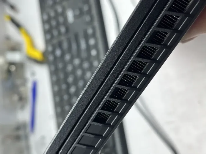 Ігровий ноутбук Б-класу MSI GF63 Thin 9SCXR-005 / 15,6" (1920x1080) IPS / Intel Core i5-9300H (4 (8) ядра по 2,4 - 4,1 ГГц) / 16 ГБ DDR4 / 480 ГБ SSD / nVidia GeForce GTX 1650 Max-Q, 4 ГБ GDDR6, 128-біт / WebCam б/в - зображення 9