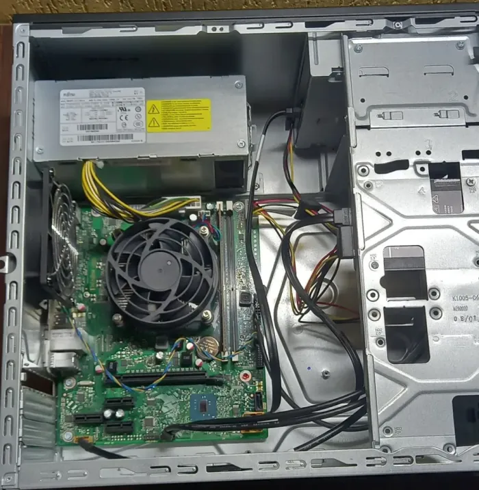 Комп'ютер Fujitsu Esprimo P556 E85+ Tower / Intel Core i5-6400 (4 ядра по 2.7-3.3 GHz) / 8 GB DDR4 / 240 GB SSD NEW / HD Graphics 530 / DVD-ROM / Win 10 б/в - зображення 4