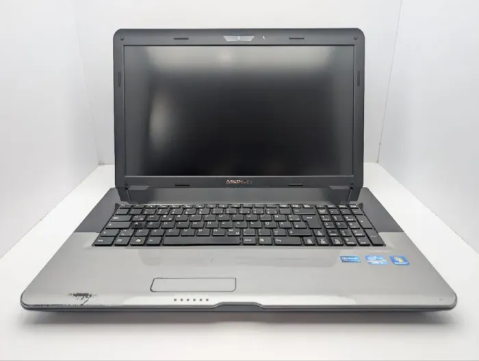 Ноутбук Medion Akoya E7218 / 17.3" (1600x900) TN / Intel Core i3-2310M (2 (4) ядра по 2.1 GHz) / 6 GB DDR3 / 750 GB HDD / Intel HD Graphics / WebCam / DVD-ROM / АКБ не тримає заряд б/в - зображення 3