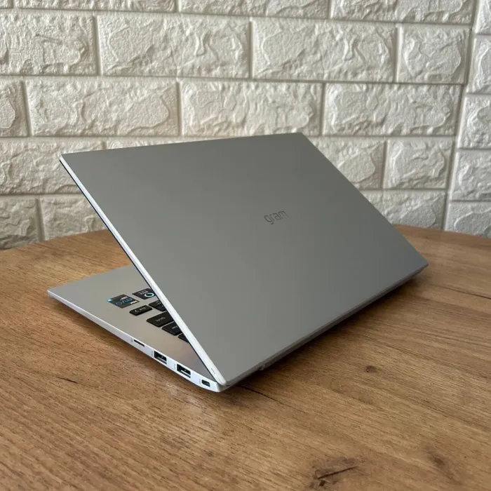 Ультрабук Б-клас LG Gram 14Z90P / 14" (1920x1080) IPS / Intel Core i5-1135G7 (4 (8) ядра по 2.4 - 4.2 GHz) / 8 GB DDR4 / 256 GB SSD / Intel Iris Xe Graphics / WebCam б/в - зображення 6