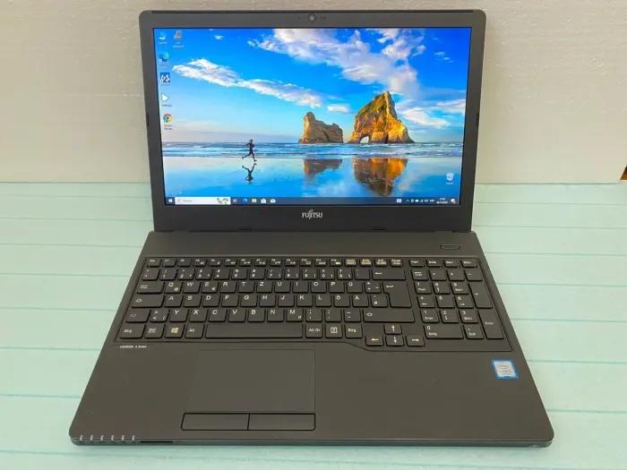 Ноутбук Fujitsu LifeBook A557 / 15.6" (1920x1080) IPS / Intel Core i5-7200U (2 (4) ядра по 2.5 - 3.1 GHz) / 8 GB DDR4 / 250 GB SSD / Intel HD Graphics 620 / WebCam / DVD-ROM б/в - зображення 2