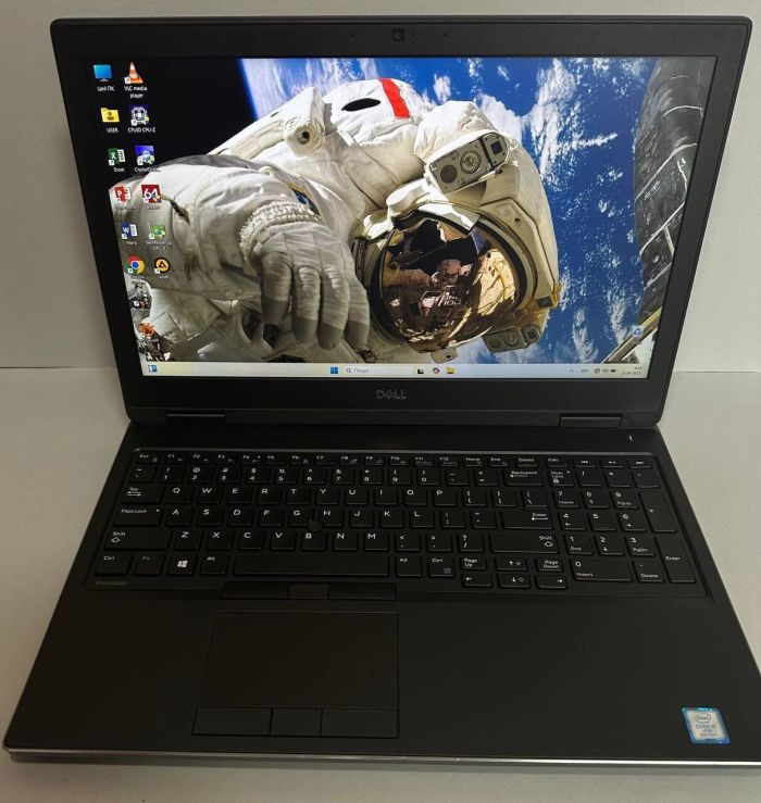 Мобільна робоча станція Dell Precision 7530 / 15.6" (1920x1080) TN / Intel Core i7-8850H (6 (12) ядер по 2.6 - 4.3 GHz) / 16 GB DDR4 / 256 GB SSD + 256 GB SSD / AMD Radeon Pro WX 4150, 4 GB GDDR5, 128-bit / WebCam / Win 11 Pro б/в - зображення 2