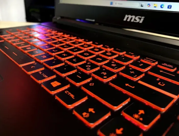 Ігровий ноутбук MSI GE75 Raider 9SE / 17.3" (1920x1080) IPS / Intel Core i7-8750H (6 (12) ядер по 2.2 - 4.1 GHz) / 16 GB DDR4 / 256 GB SSD + 1000 GB HDD / nVidia GeForce RTX 2060, 6 GB GDDR6, 192-bit / WebCam б/в - зображення 5