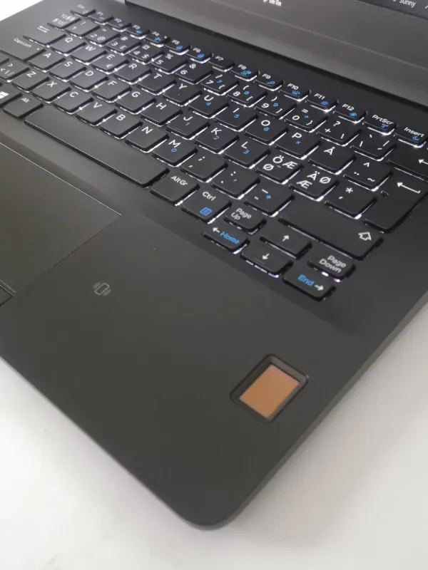 Нетбук Dell Latitude 12 E7270 / 12.5" (1366x768) TN / Intel Core i7-6600U (2 (4) ядра по 2.6 - 3.4 GHz) / 8 GB DDR4 / 256 GB SSD / Intel HD Graphics 520 / WebCam / HDMI / Windows 10 Pro б/в - зображення 4