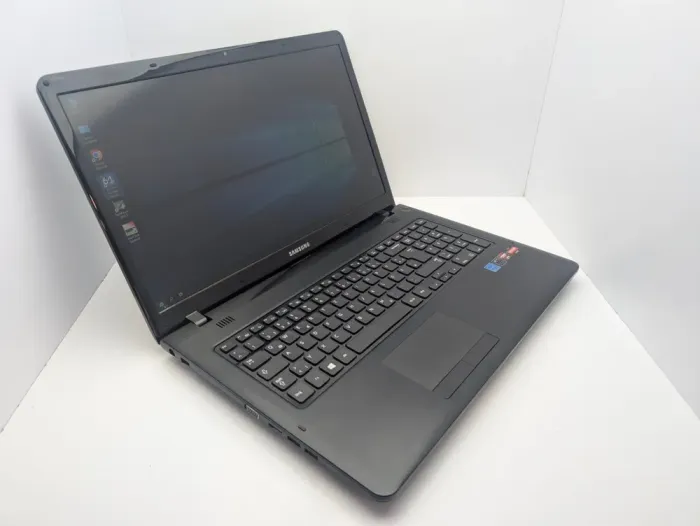 Ноутбук Samsung NP355 / 17.3" (1600x900) TN / AMD A4-4300M (2 ядра по 2.5 - 3.0 GHz) / 8 GB DDR3 / 240 GB SSD / AMD Radeon HD 7420G Graphics / WebCam б/в - зображення 3