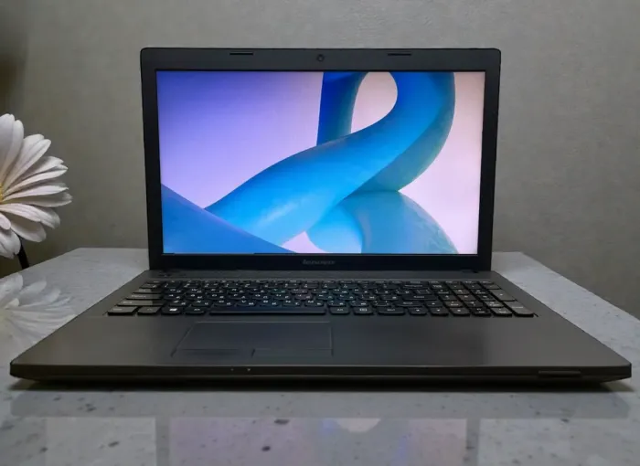 Ноутбук Б-клас Lenovo G500 / 15.6" (1366x768) TN / Intel Celeron 1005M (2 ядра по 1.9 GHz) / 8 GB DDR3 / 128 GB SSD / Intel HD Graphics / WebCam б/в - зображення 2