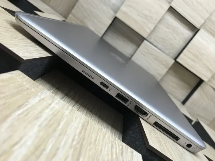 Ноутбук Б-клас HP EliteBook Folio 1040 G3 / 14" (2560x1440) IPS / Intel Core i5-6300U (2 (4) ядра по 2.4 - 3.0 GHz) / 16 GB DDR4 / 256 GB SSD / Intel HD Graphics 520 / WebCam / Windows 10 б/в - зображення 6