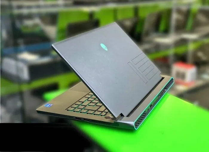 Ігровий ноутбук Б-клас Dell Alienware m15 R6 / 15.6" (2560x1440) IPS / Intel Core i7-11800H (8 (16) ядер 2.3 - 4.6 GHz) / 32 GB DDR4 / 1000 GB SSD M.2 / nVidia GeForce RTX 3070, 8 GB GDDR6, 256-bit / WebCam / Win 11 Home б/в - зображення 6