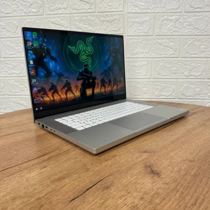 Ігровий ноутбук Razer Blade 15 RZ09-0328 Silver / 15.6" (3840x2160) OLED / Intel Core i7-10750H (6 (12) ядер по 2.6 - 5.0 GHz) / 16 GB DDR4 / 512 GB SSD NVMe / nVidia GeForce RTX 2070 Max-Q, 8 GB GDDR6, 256-bit / WebCam б/в - зображення 4