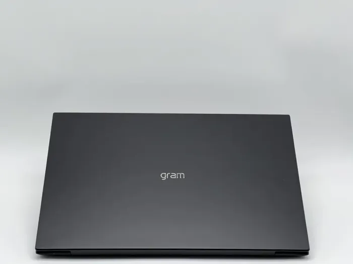Ультрабук LG Gram 16Z90Q / 16" (2560x1600) IPS / Intel Core i7-1260P (12 (16) ядер по 3.4 - 4.7 GHz) / 16 GB DDR5 / 480 GB SSD / Intel Iris Xe Graphics / WebCam б/в - зображення 5