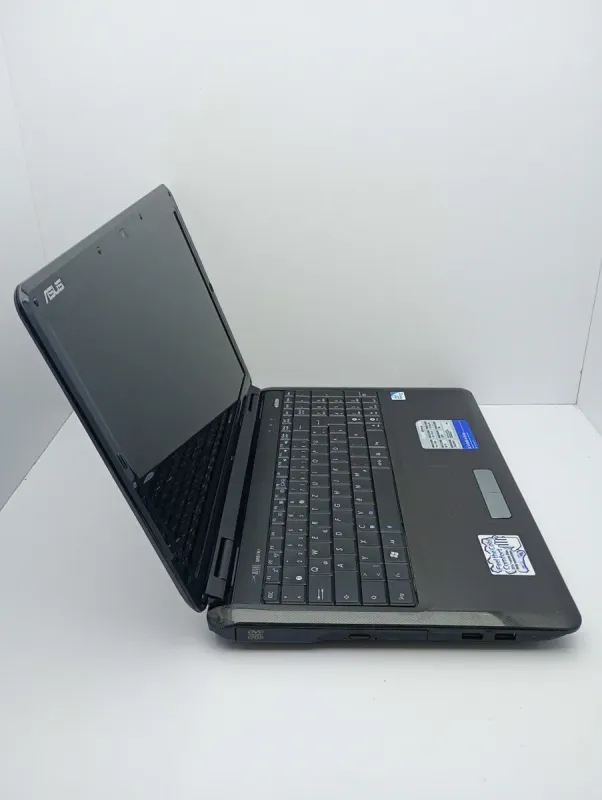 Ноутбук Asus K50 / 15.6" (1366x768) TN / Intel Pentium T4300 (2 ядра по 2.1 GHz) / 4 GB DDR3 / 320 GB HDD / Intel GMA 4500M Graphics / WebCam  б/в - зображення 3