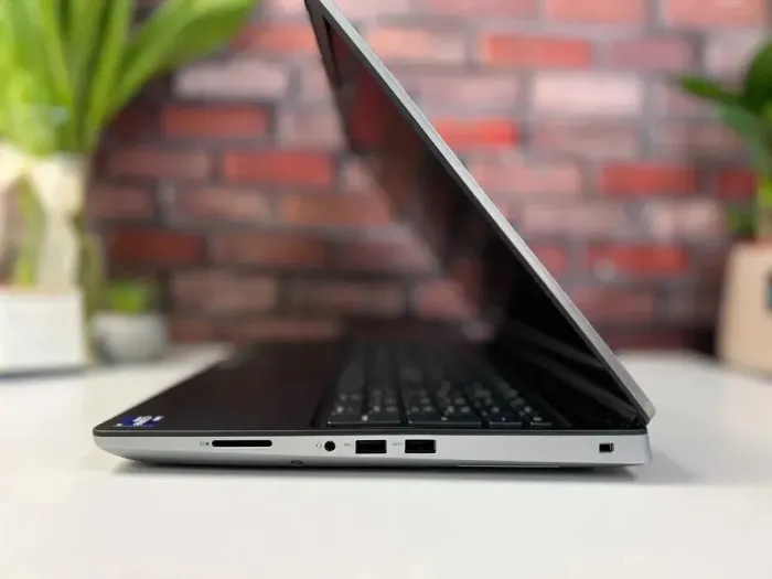 Мобільна робоча станція Dell Precision 7560 / 15.6" (1920x1080) IPS / Intel Core i9-11950H (8 (16) ядер по 2.6 - 5.0 GHz) / 32 GB DDR4 / 1000 GB SSD M.2 / nVidia RTX A4000, 8 GB GDDR6, 256-bit / WebCam б/в - зображення 5