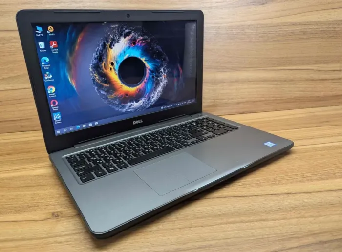 Ноутбук Dell Inspiron 5567 / 15.6" (1366x768) TN / Intel Core i5-7200U (2 (4) ядра по 2.5 - 3.1 GHz) / 8 GB DDR4 / 240 GB SSD / Intel HD Graphics 620 / WebCam / Windows 10 б/в - зображення 4