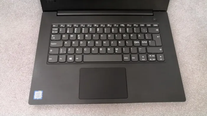 Ноутбук Lenovo V130-14IKB / 14'' (1920x1080) TN / Intel Core i3-7020U (2 (4) ядра по 2.3 GHz) / 8 GB DDR4 / 240 GB SSD / Intel HD Graphics 620 / WebCam / Windows 10 Pro б/в - зображення 3