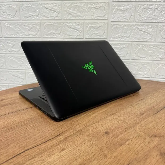 Ігровий ноутбук Б-клас Razer Blade 14 RZ09-0195 / 14" (1920x1080) IPS / Intel Core i7-7700HQ (4 (8) ядра по 2.8 - 3.8 GHz) / 16 GB DDR4 / 256 GB SSD NVMe / nVidia GeForce GTX 1060, 6 GB GDDR5, 192-bit / WebCam б/в - зображення 6