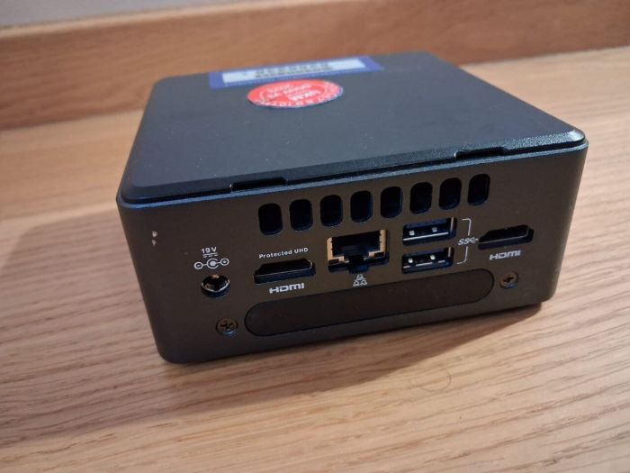 Неттоп Intel NUC NUC7i3DNH USFF / Intel Core i3-7100U (2 (4) ядра по 2.4 GHz) / 8 GB DDR4 / 250 GB SSD / Intel HD Graphics 620 / HDMI / Wi-Fi б/в - зображення 3