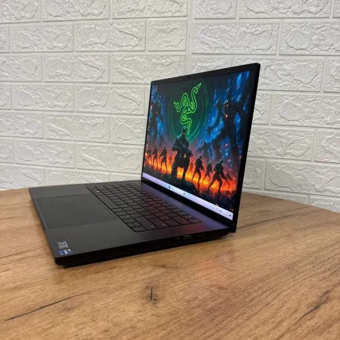 Ігровий ноутбук Razer Blade 16 RZ09-0483 / 16" (3840x2400) MiniLED / Intel Core i9-13950HX (24 (32) ядра по 2.2 - 5.5 GHz) / 32 GB DDR5 / 2000 GB SSD NVMe / nVidia GeForce RTX 4090, 16 GB GDDR6, 256-bit / WebCam б/в - зображення 5