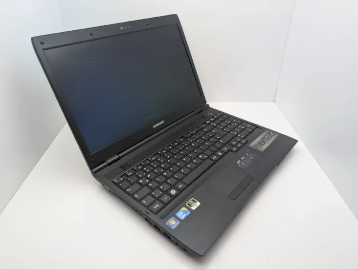 Ноутбук Samsung P580 / 15.6" (1366x768) TN / Intel Core i3-380M (2 (4) ядра по 2.5 GHz) / 6 GB DDR3 / 320 GB HDD / nVidia GeForce GT 330M, 1 GB GDDR3, 128-bit / WebCam / DVD-ROM б/в - зображення 6