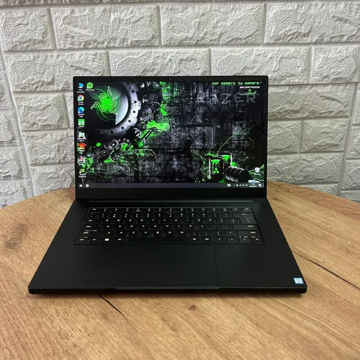Ігровий ноутбук Б-клас Razer Blade 15 RZ09-0300 / 15.6" (1920x1080) IPS / Intel Core i7-9750H (6 (12) ядер по 2.6 - 4.5 GHz) / 16 GB DDR4 / 128 GB SSD M.2 + 1000 GB HDD / nVidia GeForce RTX 2060, 6 GB GDDR6, 192-bit / WebCam б/в - зображення 2