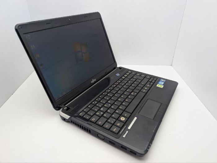 Ноутбук Fujitsu LifeBook LH531 / 14" (1366x768) TN / Intel Core i5-2430M (2 (4) ядра по 2.4 - 3.0 GHz) / 6 GB DDR3 / 500 GB HDD / Intel HD Graphics 3000 / WebCam / DVD-ROM б/в - зображення 5