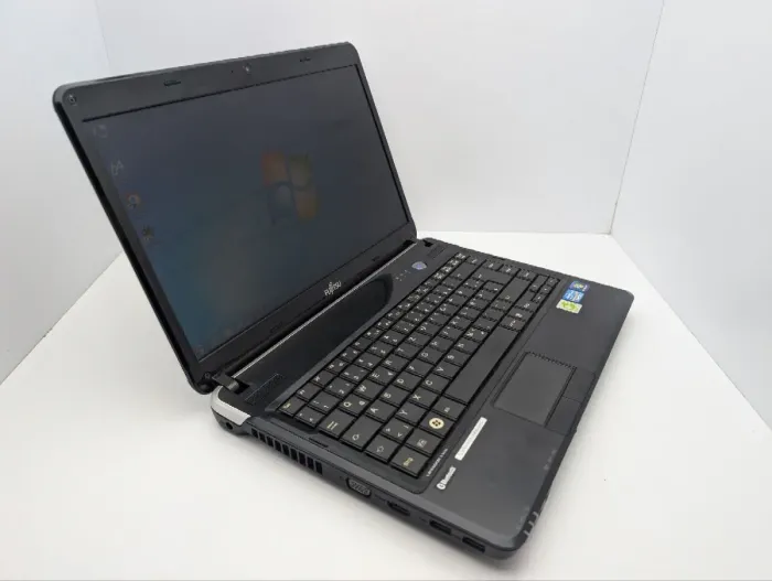 Ноутбук Fujitsu LifeBook LH531 / 14" (1366x768) TN / Intel Core i5-2430M (2 (4) ядра по 2.4 - 3.0 GHz) / 6 GB DDR3 / 500 GB HDD / Intel HD Graphics 3000 / WebCam / DVD-ROM б/в - зображення 5