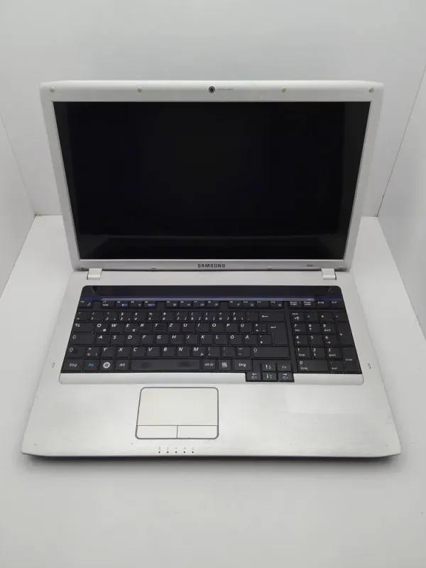 Ноутбук Samsung R730 / 17.3" (1600x900) TN / Intel Core i5-520M (2 (4) ядра по 2.4 - 2.93 GHz) / 6 GB DDR3 / 320 GB HDD / Intel HD Graphics / WebCam б/в - зображення 2