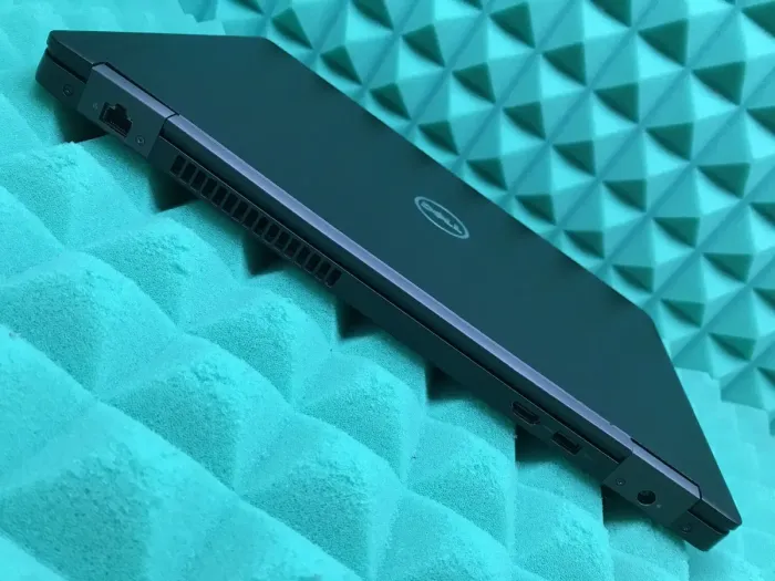 Робоча станція Б-клас Dell Precision 3520 / 15.6" PS / Intel Core i7-7820HQ (4(8) ядра по 2.9-3.9GHz) / 16GB DDR4 / 256GB SSD / Quadro M620, 2GB GDDR5, 128-bit / WebCam / HDMI / Win 10 б/в - зображення 9