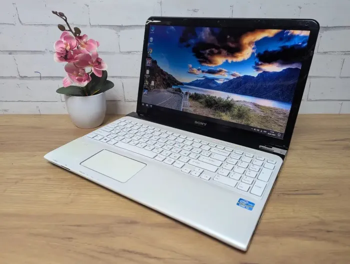 Ноутбук Б-клас Sony SVE151J11M / 15.6" (1366x768) TN / Intel Core i3-3110M (2 (4) ядра по 2.4 GHz) / 8 GB DDR3 / 128 GB SSD / Intel HD Graphics 4000 / WebCam / DVD-ROM б/в - зображення 6