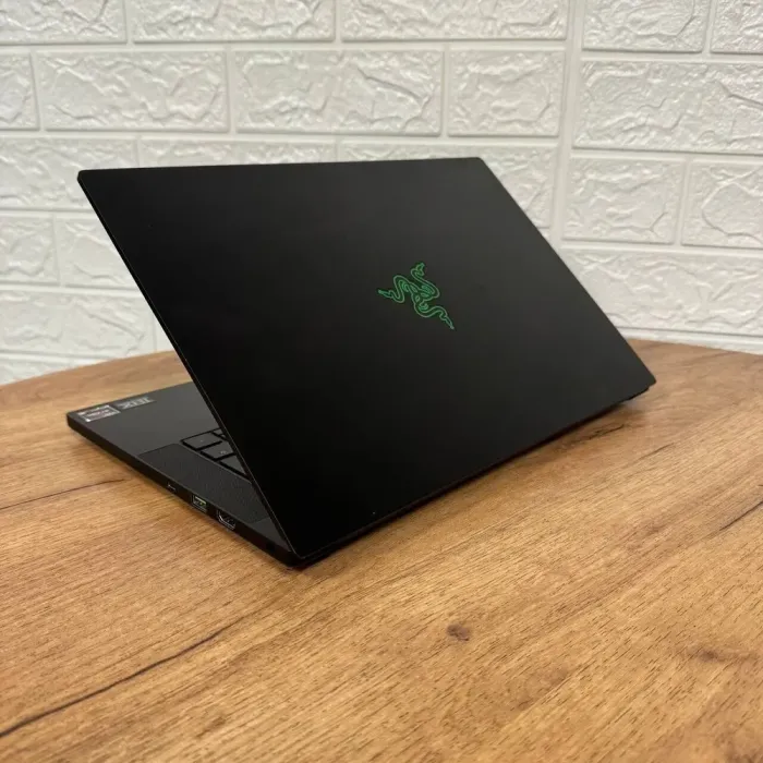 Ігровий ноутбук Razer Blade 14 RZ09-0370 / 14" (2560x1440) IPS / AMD Ryzen 9 5900HX (8 (16) ядер по 3.3 - 4.6 GHz) / 16 GB DDR4 / 1000 GB SSD NVMe / nVidia GeForce RTX 3070, 8 GB GDDR6, 256-bit / WebCam б/в - зображення 6