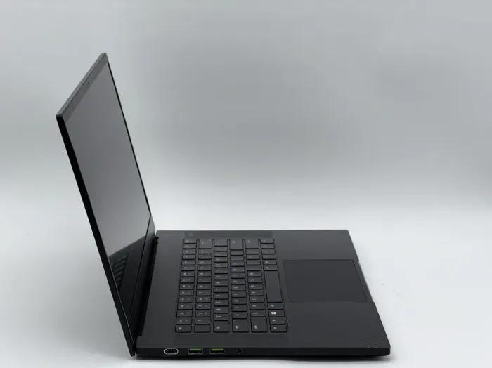 Ігровий ноутбук Razer Blade 15 RZ09-02385E92 / 15.6" (1920x1080) IPS / Intel Core i7-8750H (6 (12) ядер по 2.2 - 4.1 GHz) / 16 GB DDR4 / 480 GB SSD / nVidia GeForce GTX 1060 Max-Q, 6 GB GDDR5, 192-bit / WebCam б/в - зображення 3