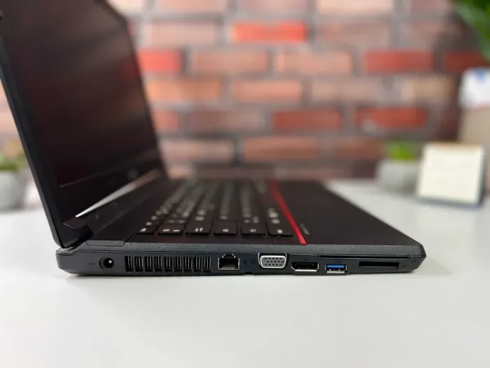 Ноутбук Fujitsu LifeBook E546 / 14" (1366x768) TN / Intel Core i3-6100U (2 (4) ядра по 2.3 GHz) / 8 GB DDR4 / 256 GB SSD / Intel HD Graphics 520 / WebCam б/в - зображення 4