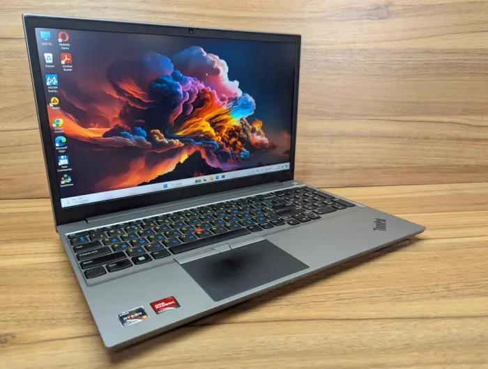 Ультрабук Б-клас Lenovo ThinkPad E15 Gen 4 / 15.6" (1920x1080) IPS / AMD Ryzen 5 5625U (6 (12) ядер по 2.3 - 4.3 GHz) / 16 GB DDR4 / 480 GB SSD / AMD Radeon Vega 7 Graphics / WebCam / Windows 10 б/в - зображення 4
