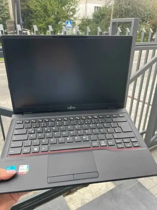Ультрабук Fujitsu LifeBook E5412 / 14" (1920x1080) IPS / Intel Core i5-1235U (10 (12) ядер по 3,3 - 4,4 ГГц) / 32 ГБ DDR4 / 512 ГБ SSD M.2 / Intel Iris Xe Graphics / WebCam / Win 11 Pro + гравірування б/в - зображення 2