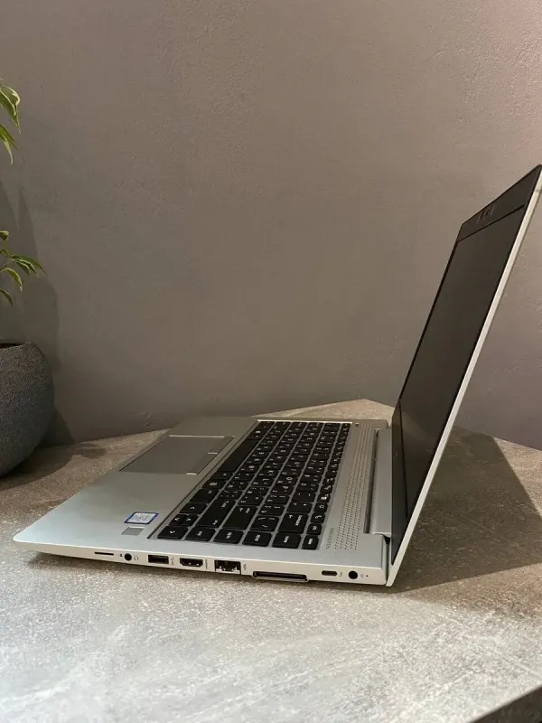 Ультрабук Б-клас HP EliteBook 840 G5 / 14" (1920x1080) TN / Intel Core i7-8650U (4 (8) ядра по 1.9 - 4.2 GHz) / 16 GB DDR4 / 256 GB SSD M.2 / Intel UHD Graphics 620 / WebCam / Win 10 б/в - зображення 3