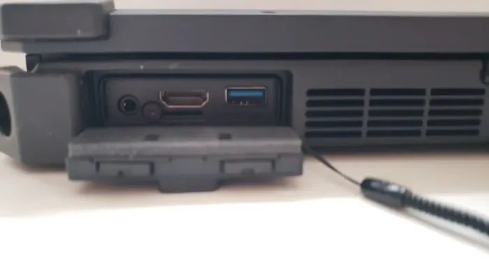 Захищений ноутбук-трансформер Dell Latitude 12 Rugged Extreme 7204 / 11.6" (1366x768) IPS Touch / Intel Core i5-4310U (2 (4) ядра по 2.0 - 3.0 GHz) / 8 GB DDR3 / 512 GB SSD / Intel HD Graphics 4400 / WebCam / 4G б/в - зображення 7