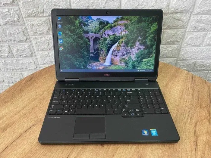 Ноутбук Dell Latitude E5540 / 15.6'' (1366x768) TN / Intel Core i3-4010U (2 (4) ядра по 1.7 GHz) / 4 GB DDR3 / 256 GB SSD / Intel HD Graphics 4400 / DVD-ROM / VGA - зображення 2