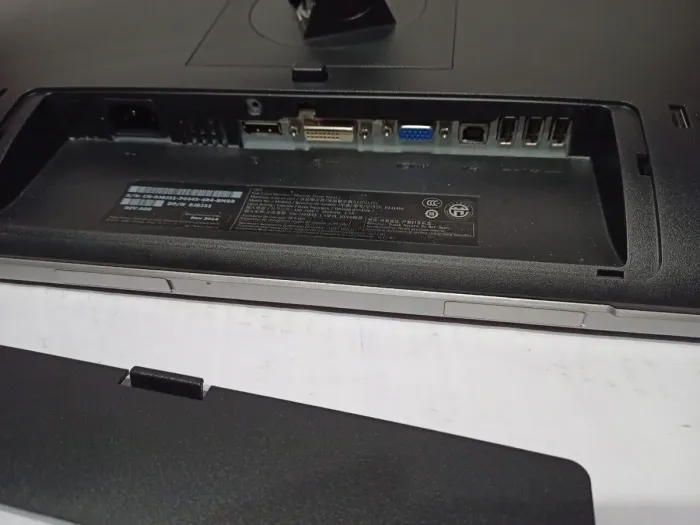 Монітор Б-класс Dell P2314Ht / 23" (1920x1080) IPS / 1x DVI, 1x DP, 1x VGA, 4x USB 2.0 / VESA 100x100 б/в - зображення 4