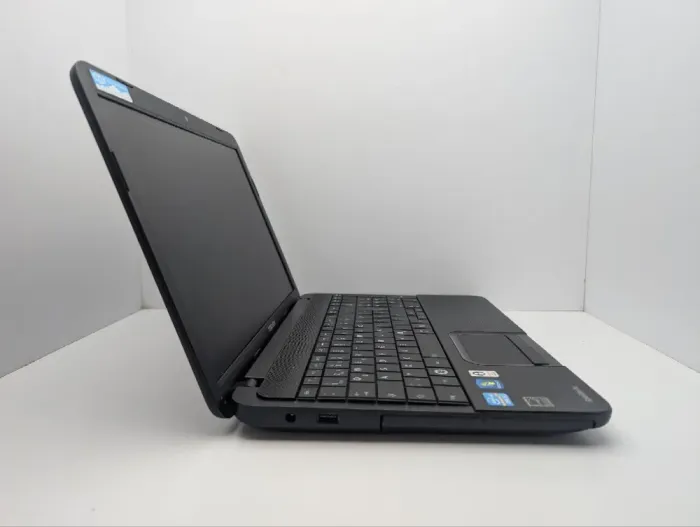 Ноутбук Toshiba Satellite C870 / 17.3" (1600x900) TN / Intel Core i3-2350M (2 (4) ядра по 2.3 GHz) / 6 GB DDR3 / 1000 GB HDD / Intel HD Graphics 3000 / WebCam б/в - зображення 4