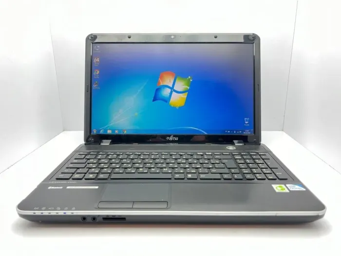 Ноутбук Fujitsu LifeBook AH531 / 15.6" (1366x768) TN / Intel Pentium B960 (2 ядра по 2.2 GHz) / 4 GB DDR3 / 320 GB HDD / Intel HD Graphics 2nd Generation / WebCam б/в - зображення 2