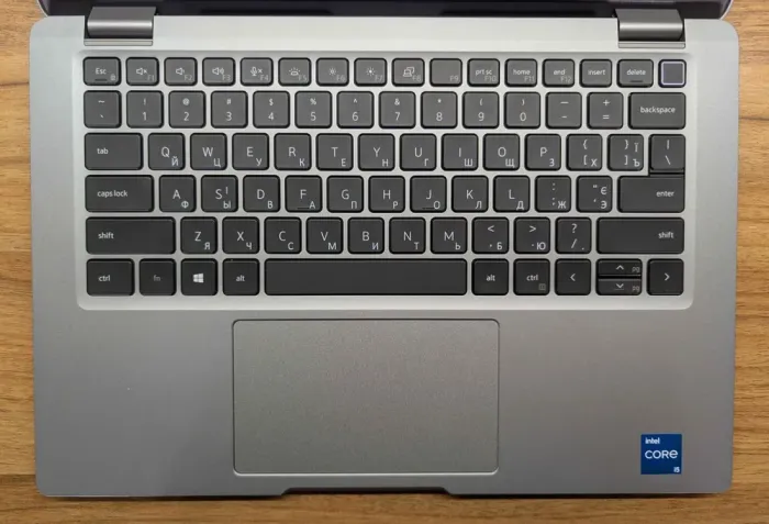 Ультрабук Dell Latitude 5320 / 13.3" (1920x1080) IPS Touch / Intel Core i5-1135G7 (4 (8) ядра по 2.4 - 4.2 GHz) / 16 GB DDR4 / 512 GB SSD / Intel Iris Xe Graphics / WebCam / Fingerprint / Windows 10 б/в - зображення 3