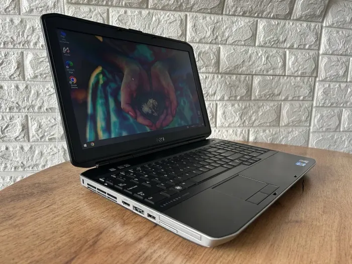 Ноутбук Dell Latitude E5530 / 15.6" (1366x768) TN / Intel Core i5-3210M (2 (4) ядра по 2.5 - 3.1 GHz) / 4 GB DDR3 / 120 GB SSD / Intel HD Graphics 4000 / VGA б/в - зображення 4