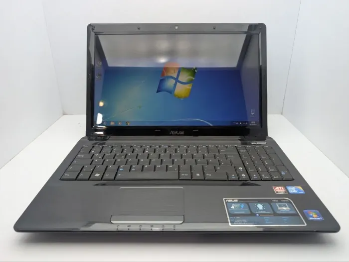 Ноутбук Asus A52J / 17.3" (1600x900) TN / Intel Core i3-350M (2 (4) ядра по 2.2 GHz) / 6 GB DDR3 / 500 GB HDD / AMD Radeon HD 5470M, 1 GB GDDR3, 64-bit / WebCam / DVD-ROM б/в - зображення 2